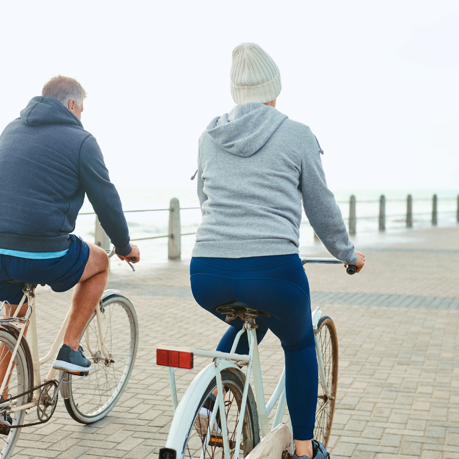 visão de duas pessoas andando de bicicleta